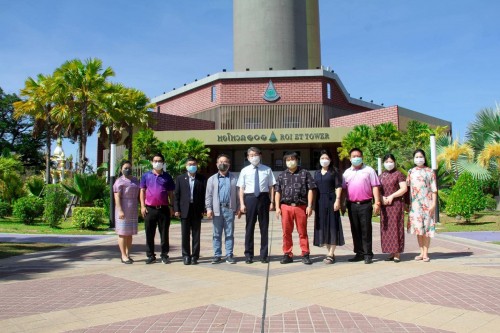 (Thai) วันที่ ๑๑ พฤศจิกายน ๒๕๖๕ เวลา ๑๐.๐๐ น.  เทศบาลเมืองร้อยเอ็ด นำโดย นายธรรมศักดิ์ ชิตทรงสวัสดิ์ ผู้อำนวยการส่วนบริหารการศึกษา ให้การต้อนรับ   Mr.Lin Haoye  ผู้อำนวยการสถาบันขงจื้อ มหาวิทยาลัยมหาสารคาม และคณะ เยี่ยมชม หอโหวด๑๐๑ ____________________________ ภาพถ่ายโดย: นางสาวยุวดี พานตะสี