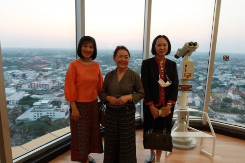 วันพุธที่ ๒๒ กุมภาพันธ์ ๒๕๖๖ เวลา ๑๗.๓๐ น.  ศ.ดร.อรพิน ผลสุวรรณ์ สบายรูป  กรรมการตรวจเงินแผ่นดิน พร้อมคณะขึ้นเยี่ยมชมหอโหวด๑๐๑ ทีมประชาสัมพันธ์ให้การต้อนรับ
