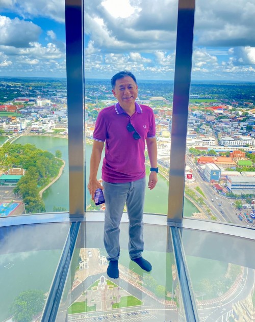 วันที่ ๕ ตุลาคม ๒๕๖๖ เวลา ๑๑.๑๐ น. นายสุรกิจ อารยรังษี Head of Mall Operations บมจ.โรบินสัน และผู้บริหารโรบินสันจังหวัดสกลนครและจังหวัดร้อยเอ็ด พร้อมด้วยคณะ ขึ้นเยี่ยมชมหอโหวด๑๐๑ โดยมีนายวิชัย พรมเกตุ นักบริหารงานทั่วไปและทีมประชาสัมพันธ์ให้การต้อนรับ