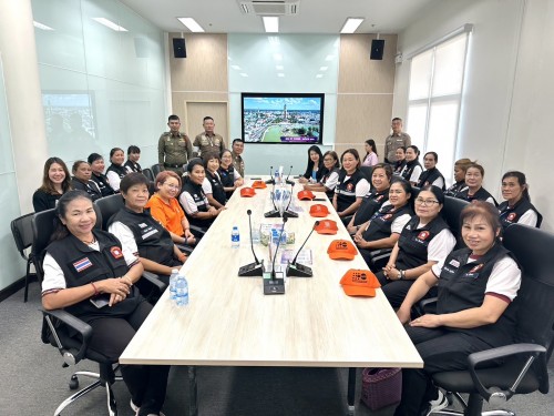 วันที่ ๑๖ พฤษภาคม ๒๕๖๗ เวลา ๑๕.๐๐ น. พันตำรวจตรีศรายุทธ เวียงสมุทร สารวัตรปราบปราม สภ.เมืองร้อยเอ็ด และนางสิริลักษณ์ เชียงว่อง หัวหน้าสำนักงาน UNFPA กองทุนประชากรแห่งสหประชาชาติ ประจำประเทศไทย พร้อมคณะ เข้ารับฟังบรรยายและขึ้นชมหอโหวด๑๐๑ โดยมีทีมประชาสัมพันธ์ให้การต้อนรับครับ