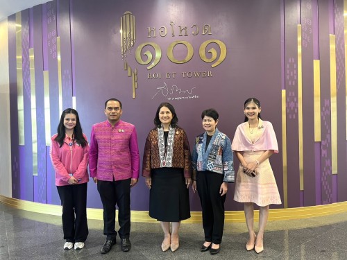 (Thai) วันที่ ๑๗ มิถุนายน ๒๕๖๘ เวลา ๑๗.๐๐ น  นางโชติกา อัครกิจโสภากุล รองปลัดกระทรวงวัฒนธรรม พร้อมคณะ ขึ้นเยี่ยมชมหอโหวด๑๐๑  โดยมีทีมประชาสัมพันธ์ให้การต้อนรับ