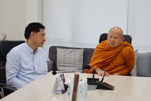 (Thai) วันที่ ๒๕ มิถุนายน ๒๕๖๘ เวลา ๑๖.๐๐ น พระเทพสิริวัชร์ (วราวุฒิ วรวุฑฺโฒ ป.ธ.7) วัดสัมมาชัญญาวาส เจ้าคณะภาค 9 (ธรรมยุต) พระครูธรรมธรประกาศิต ชุตินฺธโร (พระอาจารย์คิง) วัดเกษมทรัพย์พัฒนาราม พร้อมคณะสงฆ์ เข้ารับฟังบรรยายและขึ้นเยี่ยมชมหอโหวด๑๐๑ โดยมีดร.นุชากร มาศฉมาดล รองนายกเทศมนตรีเมืองร้อยเอ็ด ให้การต้อนรับ