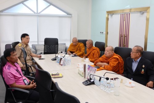 (Thai) วันที่ ๒๑ กรกฎาคม ๒๕๖๘ เวลา ๐๙.๓๐ น. พระเมธีวัชราจารย์ (วรวิทย์ ธมฺมจาโร) เจ้าคณะจังหวัดกาฬสินธุ์ พร้อมคณะ เข้ารับฟังบรรยายและขึ้นเยี่ยมชมหอโหวด๑๐๑ โดยมี ดร.นุชากร มาศฉมาดล รองนายกเทศมนตรีเมืองร้อยเอ็ด พร้อมด้วย นายวิชัย พรมเกตุ หัวหน้าฝ่ายบริหารงานทั่วไปหอโหวด๑๐๑ ให้การต้อนรับ