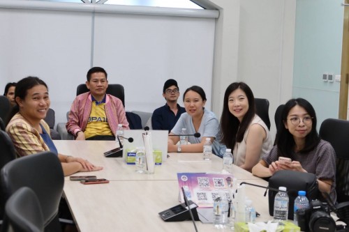 (Thai) วันที่ ๑๒ กันยายน ๒๕๖๘ เวลา ๑๖.๓๐ น. โครงการแลกเปลี่ยนตามแนวปฏิบัติที่เป็นเลิศ และเศรษฐกิจท้องถิ่นของไทยผ่านสื่อ และ influencers ไต้หวัน นายพิชัยยา ตุระซอง รองผู้ว่าราชการจังหวัดร้อยเอ็ด พร้อมด้วย ดร.นุชากร มาศฉมาดล รองนายกเทศมนตรีเมืองร้อยเอ็ด ให้การต้อนรับ สื่อมวลชนไต้หวัน เข้ารับฟังบรรยายและร่วมเล่นเครื่องเล่น Zipline หอโหวด๑๐๑