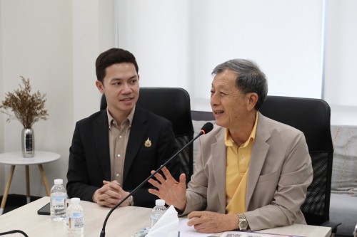 (Thai) วันที่ ๑ สิงหาคม ๒๕๖๘ เวลา ๐๙.๐๐ น.  นายกีรฒิการย์ พิมพะนิตย์ นายกเทศมนตรีเมืองกาฬสินธุ์ พร้อมคณะเข้ารับฟังบรรยายและศึกษาดูงานด้านการบริการด้านสาธารณะของเทศบาลเมืองร้อยเอ็ด พร้อมขึ้นเยี่ยมชมหอโหวด๑๐๑ โดยมีนายเรืองรัตน์ รัตนโภคาสถิต รองนายกเทศมนตรีเมืองร้อยเอ็ด พร้อมด้วย นายสถิตย์ ศรีสงคราม ปลัดเทศบาลเมืองร้อยเอ็ด ว่าที่ร้อยโทอนันต์ เมาะราษี รองปลัดเทศบาลเมืองร้อยเอ็ด นางเพ็ญละดา ภารัง ผู้อำนวยการกองสาธารณสุขและสิ่งแวดล้อม นายพรชัย ตรีบุญเมือง ผู้อำนวยการกองช่างสุขาภิบาล และเจ้าหน้าที่ผู้เกี่ยวข้อง ให้การต้อนรับ