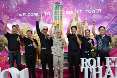 (Thai) วันที่ ๑๘ ตุลาคม ๒๕๖๘ เวลา ๑๑.๐๐ น. นายบรรจง โฆษิตจิรนันท์ นายกเทศมนตรีเมืองร้อยเอ็ด ให้การต้อนรับ คุณอนุวัฒน์ ชูเชิดรัตนา (กอล์ฟ) ดารา นักแสดงช่อง 7 พร้อมคณะ ขึ้นเยี่ยมชม พร้อมร่วมเล่นเครื่องเล่น Zipline หอโหวด๑๐๑