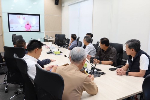 วันที่ ๑ ธันวาคม ๒๕๖๘ เวลา ๑๖.๐๐ น. นายทรงพล ใจกริ่ม อดีตผู้ว่าราชการจังหวัดร้อยเอ็ด พร้อมคณะ ขึ้นเยี่ยมชม พร้อมร่วมเล่นเครื่องเล่น Zipline หอโหวด๑๐๑ โดยมี นายบรรจง โฆษิตจิรนันท์ นายกเทศมนตรีเมืองร้อยเอ็ด พร้อมด้วย ดร.นุชากร มาศฉมาดล รองนายกเทศมนตรีเมืองร้อยเอ็ด ให้การต้อนรับ