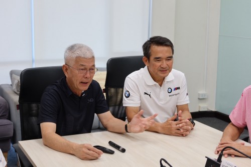 (Thai) วันที่ ๑๖ พฤศจิกายน ๒๕๖๘ เวลา ๑๐.๐๐ น.  นายอนุสรณ์ แก้วกังวาล อดีตผู้ว่าราชการจังหวัดร้อยเอ็ด พร้อมคณะ ขึ้นเยี่ยมชมพร้อมร่วมเล่นเครื่องเล่น Zipline หอโหวด๑๐๑  โดยมี นายบรรจง โฆษิตจิรนันท์ นายกเทศมนตรีเมืองร้อยเอ็ด ให้การต้อนรับ