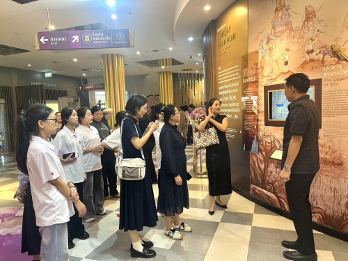 วันที่ ๓ ธันวาคม ๒๕๖๘ เวลา ๑๖.๐๐ น. ดร.นุชากร มาศฉมาดล รองนายกเทศมนตรีเมืองร้อยเอ็ด พร้อมด้วยนายธรรมศักดิ์ ชิตทรงสวัสดิ์ ผู้อำนวยการส่วนบริหารการศึกษาให้การต้อนรับ คณะวิทยาลัยครูอนุบาลกว่างซี สาธารณรัฐประชาชนจีน พร้อมขึ้นเยี่ยมชมหอโหวด๑๐๑