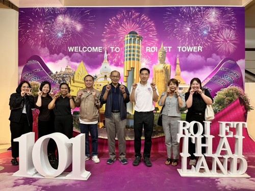 วันที่ ๗ ธันวาคม ๒๕๖๘ เวลา ๑๖.๓๐ น. นายชัยยศ อิ่มสุวรรณ์ ประธานคณะอนุกรรมการสภาการศึกษา ด้านการเรียนรู้ตลอดชีวิตและการศึกษาพิเศษ พร้อมคณะจากสภาการศึกษา ขึ้นเยี่ยมชมพร้อมร่วมเล่นเครื่องเล่น Zipline หอโหวด๑๐๑ โดยมี ดร.นุชากร มาศฉมาดล รองนายกเทศมนตรีเมืองร้อยเอ็ด ให้การต้อนรับ