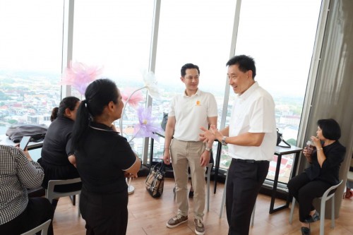 วันที่ ๒๕ มีนาคม ๒๕๖๙ เวลา ๑๔.๐๐ น. นางโชติกา วรรณบุรี ผู้อำนวยการสำนักมาตรฐานการศึกษาและพัฒนาการเรียนรู้ สำนักงานเลขาธิการสภาการศึกษา พร้อมคณะ ขึ้นเยี่ยมชมพร้อมเล่นเครื่องเล่น Zipline หอโหวด๑๐๑ โดยมี ดร.นุชากร มาศฉมาดล รองนายกเทศมนตรีเมืองร้อยเอ็ด พร้อมด้วย นายธรรมศักดิ์ ชิตทรงสวัสดิ์ ผู้อำนวยการส่วนบริหารการศึกษา ให้การต้อนรับ