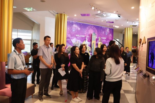 (Thai) วันที่ ๒๔ กรกฎาคม ๒๕๖๙ เวลา ๑๑.๐๐ น. สำนักงานสาธารณสุขจังหวัด เข้ารับฟังบรรยายและขึ้นเยี่ยมชมหอโหวด๑๐๑ โดยมีนายวิชัย พรมเกตุ ให้การต้อนรับ