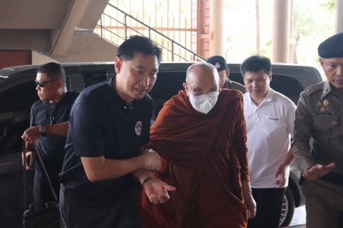 วันที่ ๑๘ กรกฎาคม ๒๕๖๙ เวลา ๐๙.๐๐ น. หลวงพ่ออินทร์ถวาย สันตุสสโก: ศิษย์สายหลวงปู่มั่นภูริทัตโต เจ้าอาวาสวัดป่านาคำน้อย พร้อมคณะสงฆ์ ขึ้นเยี่ยมชมหอโหวด๑๐๑ โดยมี ดร.นุชากร มาศฉมาดล รองนายกเทศมนตรีเมืองร้อยเอ็ด พร้อมด้วย นายธรรมศักดิ์ ชิตทรงสวัสดิ์ ผู้อำนวยการส่วนบริหารการศึกษา ถวายการต้อนรับ