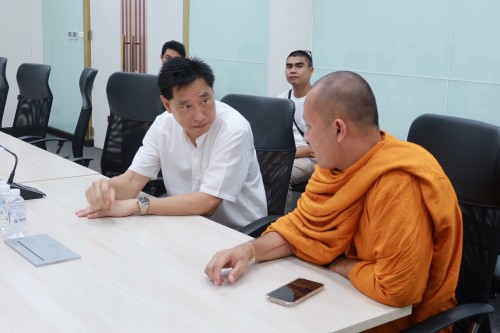 วันที่ ๗ พฤษภาคม ๒๕๖๙ เวลา ๑๕.๐๐ น. พระครูปลัดศุภชัย ตปสีโล ฐานานุกรมใน พระเทพวัชรวิทยาคม พร้อมคณะผู้ติดตามจากสปป.ลาว ขึ้นเยี่ยมชมหอโหวด๑๐๑ โดยมี ดร.นุชากร มาศฉมาดล รองนายกเทศมนตรีเมืองร้อยเอ็ด พร้อมด้วย นายธรรมศักดิ์ ชิตทรงสวัสดิ์ ผู้อำนวยการส่วนบริหารการศึกษา ให้การต้อนรับ