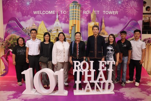 (Thai) วันที่ ๒๕ กรกฎาคม ๒๕๖๙ เวลา ๑๔.๐๐ น. นางสาวบุญธิดา เปล่งแสง รองอธิบดีกรมทรัพยากรน้ำ พร้อมคณะ ขึ้นเยี่ยมชมพร้อมร่วมเล่นเครื่องเล่น Zipline หอโหวด๑๐๑ โดยมีทีมประชาสัมพันธ์ให้การต้อนรับ