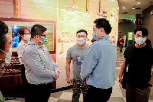 วันพุธ ที่ 23 มีนาคม 2565 เวลา 15.00 น. เทศบาลเมืองร้อยเอ็ด  นำโดย ดร.นุชากร มาศฉมาดล รองนายกเทศมนตรีเมืองร้อยเอ็ดให้การต้อนรับ นายคมกฤษณ์ ลิ้มปัญญาเลิศ นายกเทศมนตรีเมืองปากช่อง และคณะ เยี่ยมชม และรับฟังบรรยาย ณ หอโหวด ๑๐๑ วันพุธ ที่ 23 มีนาคม 2565 เวลา 15.00 น. เทศบาลเมืองร้อยเอ็ด  นำโดย ดร.นุชากร มาศฉมาดล รองนายกเทศมนตรีเมืองร้อยเอ็ดให้การต้อนรับ นายคมกฤษณ์ ลิ้มปัญญาเลิศ นายกเทศมนตรีเมืองปากช่อง และคณะ เยี่ยมชม และรับฟังบรรยาย ณ หอโหวด ๑๐๑