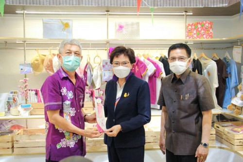 วันที่ 8 เมษายน 2565 เวลา 14.30 น. เทศบาลเมืองร้อยเอ็ด นำโดย นายภูสิต สมจิตต์ ผู้ว่าราชการจังหวัดร้อยเอ็ด พร้อมด้วย นายบรรจง โฆษิตจิรนันท์ นายกเทศมนตรีเมืองร้อยเอ็ด ให้การต้อนรับ ดร.คุณหญิงกัลยา โสภณพนิช รัฐมนตรีช่วยว่าการกระทรวงศึกษาธิการ และคณะ รับฟังบรรยายและเยี่ยมชม ณ หอโหวด๑๐๑ วันที่ 8 เมษายน 2565 เวลา 14.30 น. เทศบาลเมืองร้อยเอ็ด นำโดย นายภูสิต สมจิตต์ ผู้ว่าราชการจังหวัดร้อยเอ็ด พร้อมด้วย นายบรรจง โฆษิตจิรนันท์ นายกเทศมนตรีเมืองร้อยเอ็ด ให้การต้อนรับ ดร.คุณหญิงกัลยา โสภณพนิช รัฐมนตรีช่วยว่าการกระทรวงศึกษาธิการ และคณะ รับฟังบรรยายและเยี่ยมชม ณ หอโหวด๑๐๑