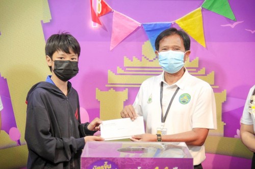 วันที่ 11 เมษายน 2565 เวลา 11.11 น. เทศบาลเมืองร้อยเอ็ด  นำโดย นายวิชัย พรมเกตุ นักบริหารงานทั่วไป อดีตผู้อำนวยการสำนักการศึกษา ทม.รอ. มอบรางวัลกรอบป้ายทะเบียนหอโหวด๑๐๑ ให้แก่ผู้ที่ได้รับรางวัลในเดือนมีนาคม  และผู้ที่ได้รับรางวัลมอบโชคต่อในเดือนเมษายน จำนวน 11 รางวัล พร้อมรางวัลพิเศษตั๋วเครื่องบินไป-กลับ ร้อยเอ็ด-กรุงเทพฯ สายการบิน THAI Smile จำนวน 2 รางวัล ณ หอโหวด๑๐๑ วันที่ 11 เมษายน 2565 เวลา 11.11 น. เทศบาลเมืองร้อยเอ็ด  นำโดย นายวิชัย พรมเกตุ นักบริหารงานทั่วไป อดีตผู้อำนวยการสำนักการศึกษา ทม.รอ. มอบรางวัลกรอบป้ายทะเบียนหอโหวด๑๐๑ ให้แก่ผู้ที่ได้รับรางวัลในเดือนมีนาคม  และผู้ที่ได้รับรางวัลมอบโชคต่อในเดือนเมษายน จำนวน 11 รางวัล พร้อมรางวัลพิเศษตั๋วเครื่องบินไป-กลับ ร้อยเอ็ด-กรุงเทพฯ สายการบิน THAI Smile จำนวน 2 รางวัล ณ หอโหวด๑๐๑