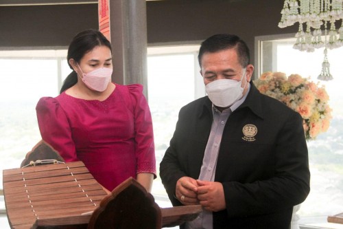 วันที่ ๘ ตุลาคม ๒๕๖๕ เวลา ๑๓:๓๐ น. นายมงคลชัย สมอุดร รองปลัดสำนักนายกรัฐมนตรี เยี่ยมชม และรับฟังบรรยาย ณ หอโหวด ๑๐๑ โดยมี นายสนอง ดลประสิทธิ์ รองผู้ว่าราชการจังหวัดร้อยเอ็ด พร้อมด้วยนายเรืองรัตน์ รัตนโภคาสถิต รองนายกเทศมนตรีเมืองร้อยเอ็ด ให้การต้อนรับ วันที่ ๘ ตุลาคม ๒๕๖๕ เวลา ๑๓:๓๐ น. นายมงคลชัย สมอุดร รองปลัดสำนักนายกรัฐมนตรี เยี่ยมชม และรับฟังบรรยาย ณ หอโหวด ๑๐๑ โดยมี นายสนอง ดลประสิทธิ์ รองผู้ว่าราชการจังหวัดร้อยเอ็ด พร้อมด้วยนายเรืองรัตน์ รัตนโภคาสถิต รองนายกเทศมนตรีเมืองร้อยเอ็ด ให้การต้อนรับ