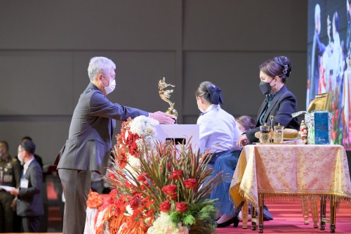 (Thai) วันที่ ๒๗ กันยายน ๒๕๖๖  เวลา ๑๘:๐๐ น. ทูลกระหม่อมหญิงอุบลรัตนราชกัญญา สิริวัฒนาพรรณวดี เสด็จเป็นองค์ประธานในพิธีพระราชทานรางวัลยอดเยี่ยม Thailand Tourism Gold Awards สาขาแหล่งท่องเที่ยวเพื่อการเรียนรู้ ครั้งที่ ๑๔ ประจำปี ๒๕๖๖ ให้แก่หอโหวดร้อยเอ็ด ROIET TOWER  โดยมี นาย บรรจง โฆษิตจิรนันท์ นายกเทศมนตรีเมืองร้อยเอ็ด เข้าร่วมพิธีรับรางวัลพระราชทาน  ณ สามย่านมิตรทาวน์ฮอลล์ ๑ ชั้น ๕ สามย่านมิตรทาวน์ กรุงเทพมหานคร