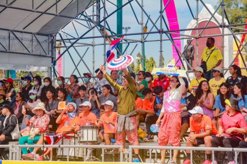 (Thai) ภาพบรรยากาศกองเชียร์ไทยแลนด์   ม่วนซื่น จอย จอย   การแข่งขันวอลเลย์บอลชายหาดชิงแชมป์โลกรุ่นอายุไม่เกิน 21 ปี ในวันที่ 7-12 พฤศจิกายน 2566 ณ สนามวอลเลย์บอลชายหาดบึงพลาญชัย ลานสาเกตนคร จังหวัดร้อยเอ็ด (Thai) ภาพบรรยากาศกองเชียร์ไทยแลนด์   ม่วนซื่น จอย จอย   การแข่งขันวอลเลย์บอลชายหาดชิงแชมป์โลกรุ่นอายุไม่เกิน 21 ปี ในวันที่ 7-12 พฤศจิกายน 2566 ณ สนามวอลเลย์บอลชายหาดบึงพลาญชัย ลานสาเกตนคร จังหวัดร้อยเอ็ด