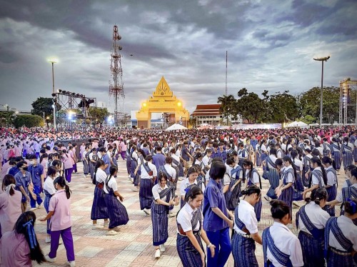 (Thai) 26 พฤศจิกายน 2566 ภาพบรรยายกาศขบวน อัญเชิญพระประทีปและรำวงสมมาน้ำคืนเพ็งเส็งประทีป ณ บริเวณลานลานสาเกตนคร บึงพลาญชัยร้อยเอ็ด จังหวัดร้อยเอ็ด (Thai) 26 พฤศจิกายน 2566 ภาพบรรยายกาศขบวน อัญเชิญพระประทีปและรำวงสมมาน้ำคืนเพ็งเส็งประทีป ณ บริเวณลานลานสาเกตนคร บึงพลาญชัยร้อยเอ็ด จังหวัดร้อยเอ็ด